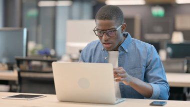 Genç Afrikalı İş Kaybına Tepki Verdi