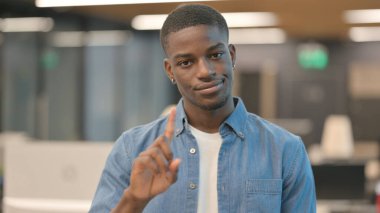 Genç Afrikalı Parmak İşaretinde İşaret Yok 