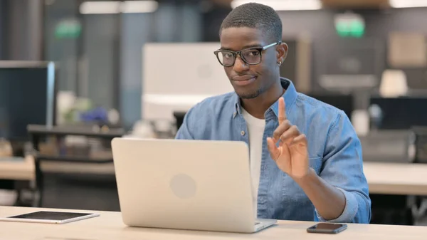 Žádný gesto s prstem od mladého afrického muže v kanceláři — Stock fotografie