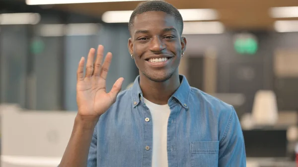 Ung Afrikansk Man Viftande Hand, Hej — Stockfoto