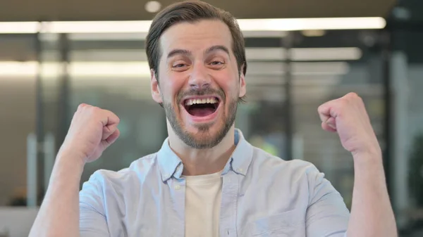 Portret van volwassen man denkend aan frisse ideeën — Stockfoto