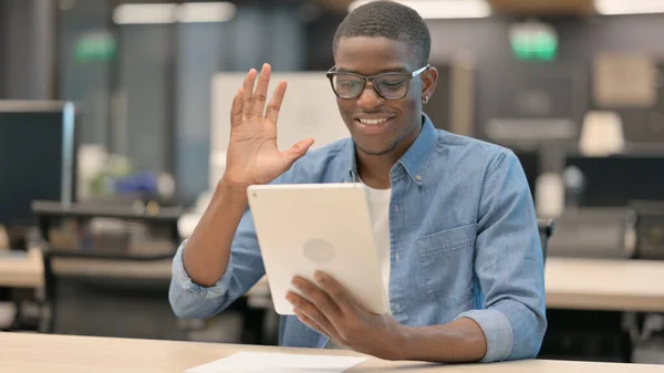 Šťastný mladý Afričan dělá video chat na tabletu — Stock fotografie