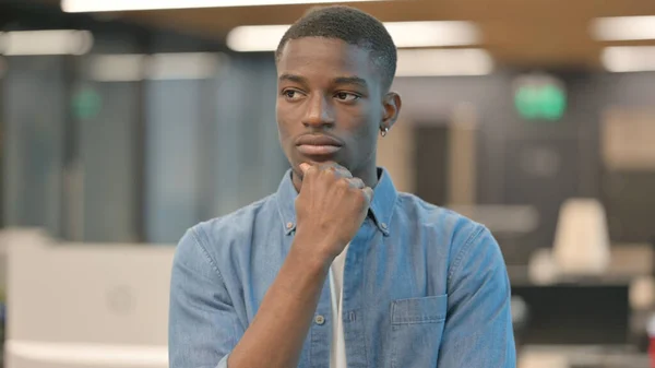 Pensiv ung afrikansk man tänker, brainstorming — Stockfoto