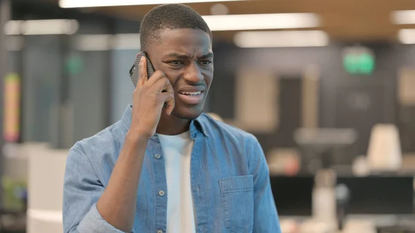 Mladý Afričan dostane vztek na telefonní hovor — Stock fotografie