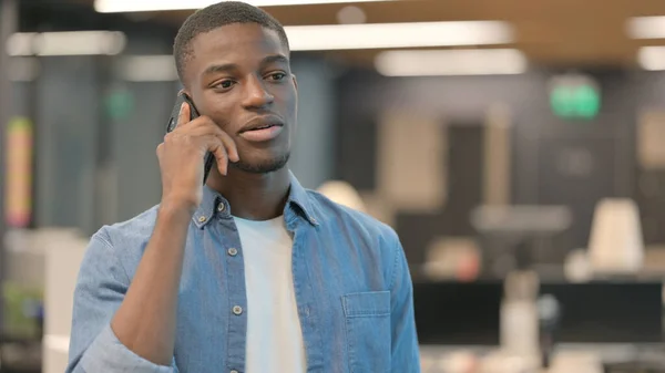 Ung afrikansk man pratar i telefon — Stockfoto