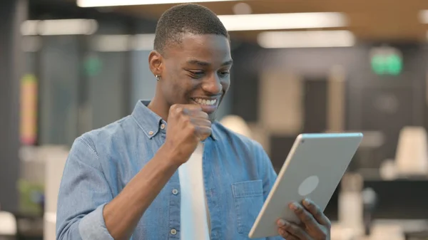 Framgångsrik ung afrikansk man firar på surfplattan — Stockfoto