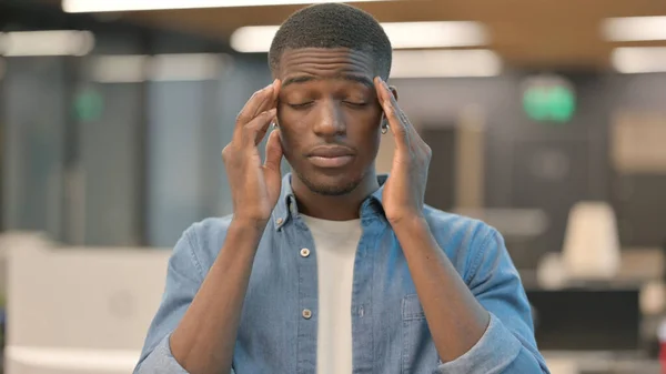 Młody Afrykanin z bólem głowy, potrzeba relaksu — Zdjęcie stockowe