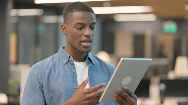 Jovem Africano falando durante o bate-papo por vídeo no Tablet — Fotografia de Stock