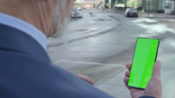 Oude Zakenman met Smartphone met Chroma Screen, Outdoor — Stockvideo