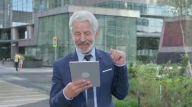Yaşlı İşadamı Sokakta Yürürken Tablet 'te Konuşuyor 