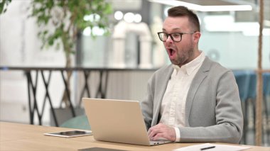 Heyecanlı Kafkasyalı Genç Adam Pozitif Sonuçlar Hayret Ediyor, Ofiste Merak Ediyor