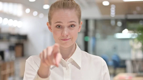 Retrato de Empresária Feliz Apontando com o Dedo — Fotografia de Stock
