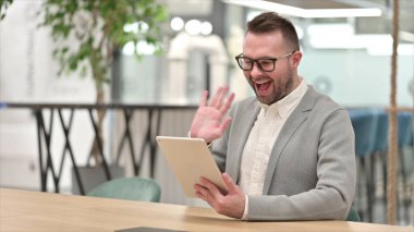 Ofisteki Tablet 'te Video Çağrısı yapan Profesyonel Kafkasyalı Genç Adam