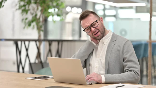 Tired Caucasian Young man with Laptop having Neck Pain in Office — Stock Photo, Image