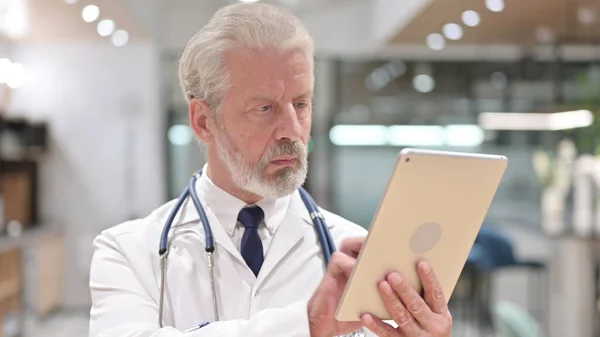 Retrato de médico velho profissional usando Tablet — Fotografia de Stock