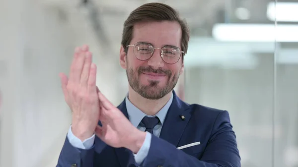 Retrato de Joven Empresario Emocionado aplaudiendo, animando — Foto de Stock