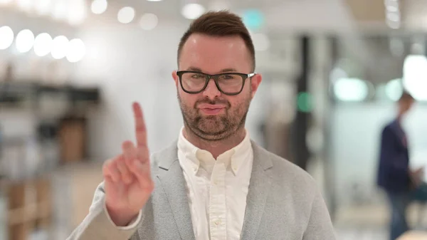 Portrét seriózního bělocha Mladý muž říká "ne" podle znaku prstu — Stock fotografie