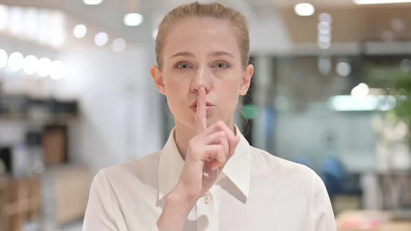 Retrato de empresária colocando o dedo nos lábios, sinal silencioso — Fotografia de Stock