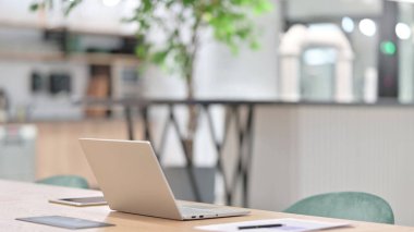 Dizüstü bilgisayarlı Boş Modern Ofis