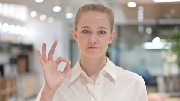 Porträt einer anerkennenden Geschäftsfrau, die von Hand Ok-Zeichen zeigt — Stockfoto