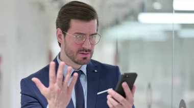 Çevrimiçi Kaybına Tepkili Genç İşadamının Portresi 