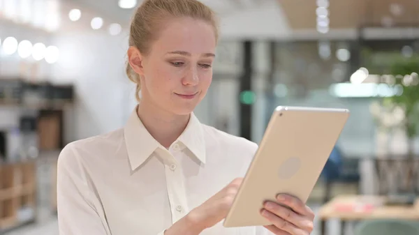 Businesswoman Browsing Internet on Tablet — Stock fotografie