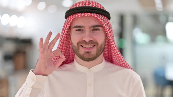 Portrait d'un homme d'affaires arabe montrant Ok Sign with Hand — Photo