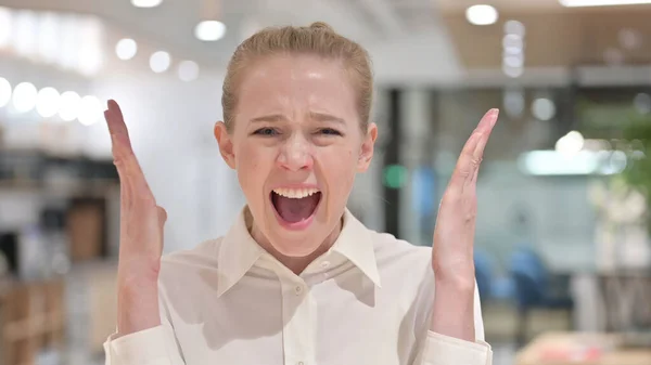 Retrato de Empresaria Decepcionada Gritando, Gritando — Foto de Stock