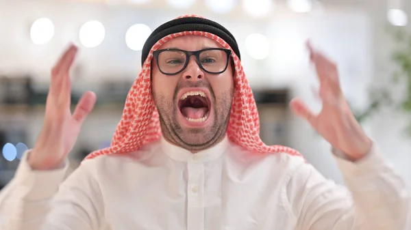 Üzgün Genç Arap Bağırıyor, Çığlık atıyor — Stok fotoğraf