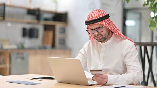阿拉伯青年男子笔记本电脑网上支付失败 — 图库照片