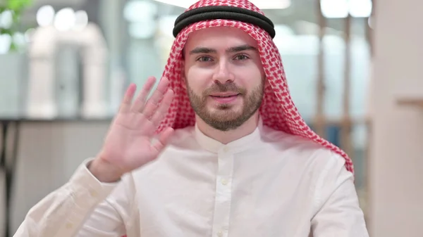 Arabe homme d'affaires faisant chat vidéo dans le bureau — Photo
