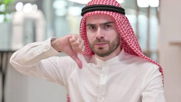 Jeune homme d'affaires arabe déçu faisant pouce vers le bas — Photo