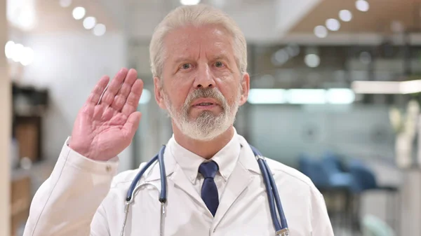 Porträt eines alten Arztes beim Videochat — Stockfoto