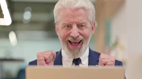 Close up of Old Businessman with Laptop showing Thumbs Up — Stock Photo, Image