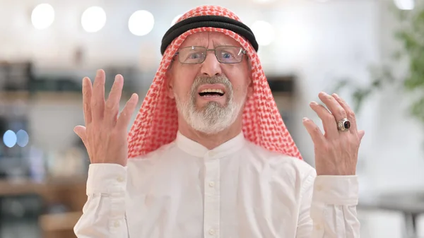 Portrait d'un vieil homme d'affaires arabe bouleversé réagissant à la perte, à l'échec — Photo