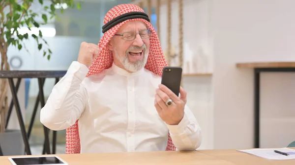 Smartphone 'da Başarılı Yaşlı Arap İş Adamı — Stok fotoğraf