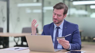 Ofisteki Genç İşadamının Çevrimiçi Ödeme Başarısızlığı 