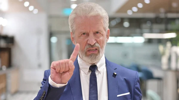 Portrait de vieil homme d'affaires disant non avec le geste du doigt — Photo