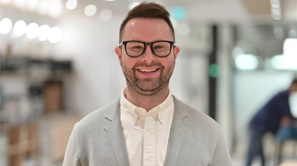 Portrait de sourire caucasien jeune homme regardant la caméra — Photo