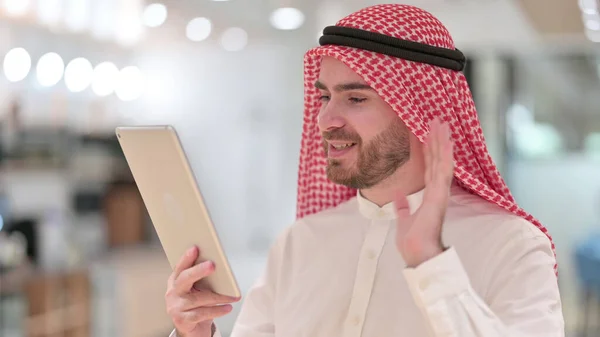 Πορτρέτο του Άραβα Επιχειρηματίας κάνει Video Call on Digital Tablet — Φωτογραφία Αρχείου