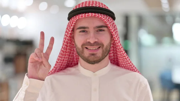 Portrait d'un homme d'affaires arabe prospère montrant le signe de la victoire avec la main — Photo