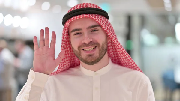 Portrait d'un homme d'affaires arabe faisant du chat vidéo — Photo
