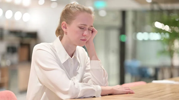 Stanca donna d'affari che dorme in ufficio, ha bisogno di riposo — Foto Stock