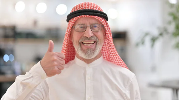 Portrait d'un vieil homme d'affaires arabe positif faisant pouce levé — Photo