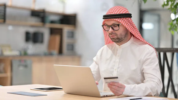 İnternetten alışveriş yapan genç bir Arap, bankacılık. — Stok fotoğraf