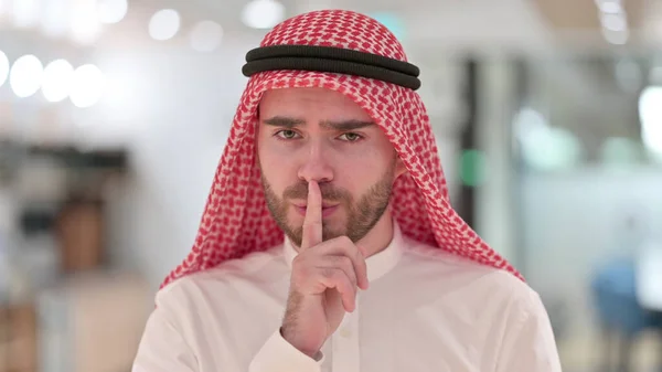 Portrait d'un homme d'affaires arabe sérieux mettant le doigt sur les lèvres — Photo