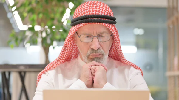 Eski Arap İşadamının Kapanışı Düşünen ve Bilgisayarda Çalışan — Stok fotoğraf