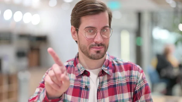 Retrato del hombre serio diciendo no por el signo del dedo — Foto de Stock