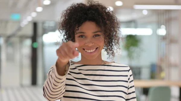 Retrato de una mujer africana asertiva señalando con el dedo — Foto de Stock