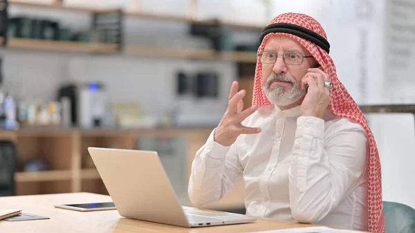 Kızgın yaşlı Arap İş Adamı Telefonda konuşuyor — Stok fotoğraf